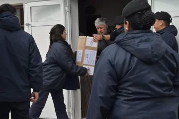 Elecciones legislativas 2025: comenzó el traslado de las urnas a las escuelas Elecciones legislativas 2025: comenzó el traslado de las urnas a las escuelas