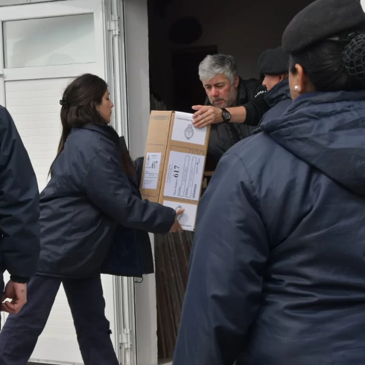 Elecciones legislativas 2025: comenzó el traslado de las urnas a las escuelas Elecciones legislativas 2025: comenzó el traslado de las urnas a las escuelas