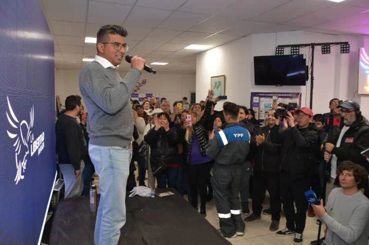 Jairo Guzmán celebrando la elección junto a la militancia de La Libertad Avanza