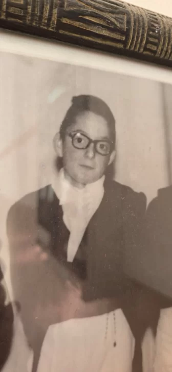 La emoción de la sobrina de Néstor Kirchner al reconocer a su tío en la pared de la escuela N° 1