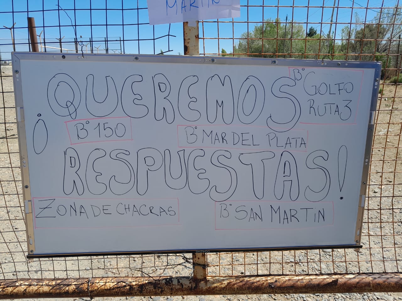  Vecinos colgaron carteles frente al ingreso del cargadero municipal. FOTO TAMARA MORENO/LA OPINIÓN AUSTRAL.