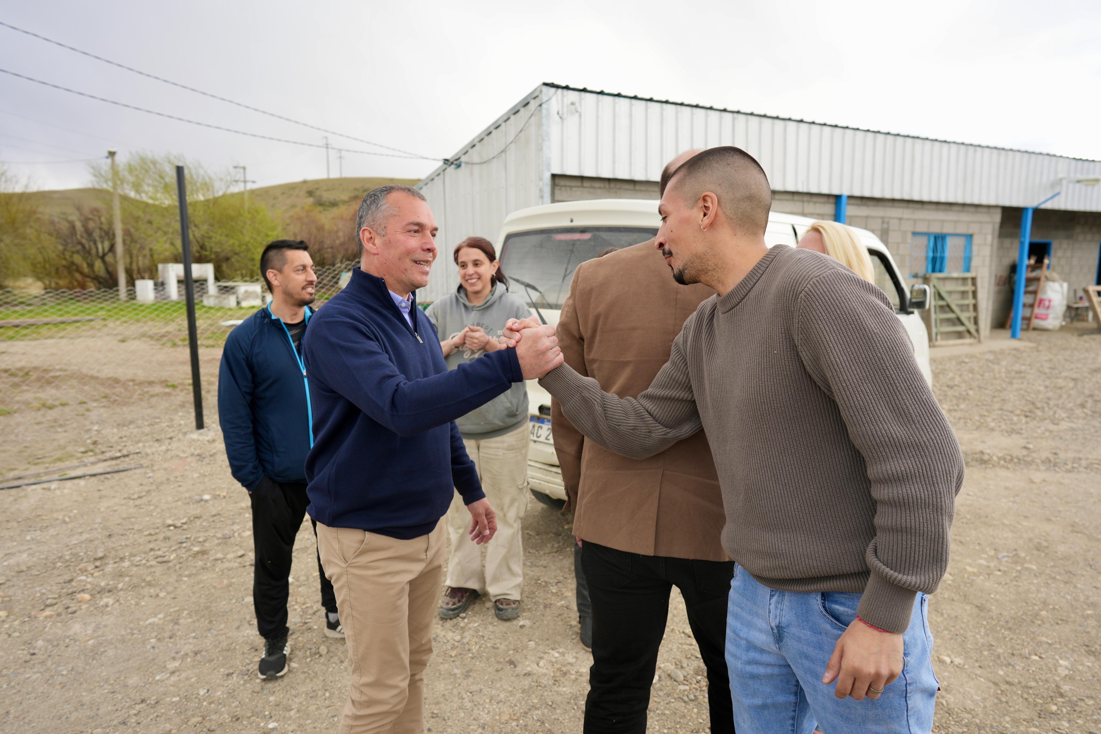  El jefe de gabinete de Ministros saludando a los vecinos. FOTO: FOTO: PRENSA GOBIERNO DE LAPROVINCIA DE SANTA CRUZ.