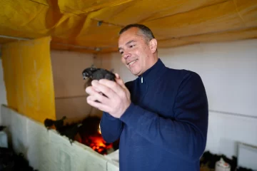 Daniel Álvarez visitó un nuevo proyecto de producción avícola pronto a inaugurarse en Puerto Santa Cruz