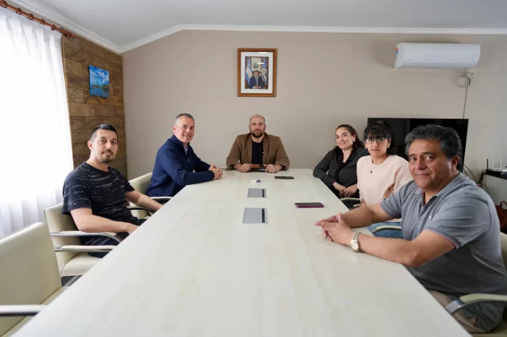  El intendente Juan Manuel Bórquez encabezando el encuentro. FOTO: PRENSA PROVINCIA DE SANTA CRUZ.