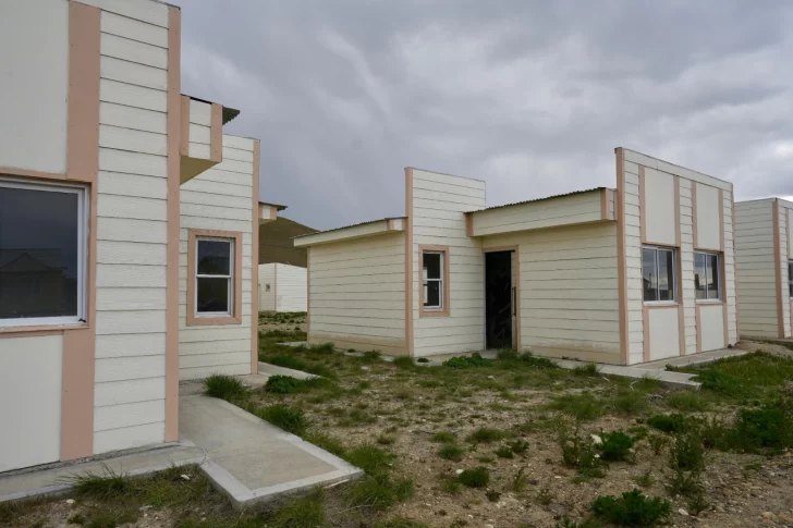  Álvarez y el intendente visitaron las 20 viviendas que serán finalizadas con acompañamiento de la provincia. FOTO: FOTO: PRENSA GOBIERNO DE LAPROVINCIA DE SANTA CRUZ.