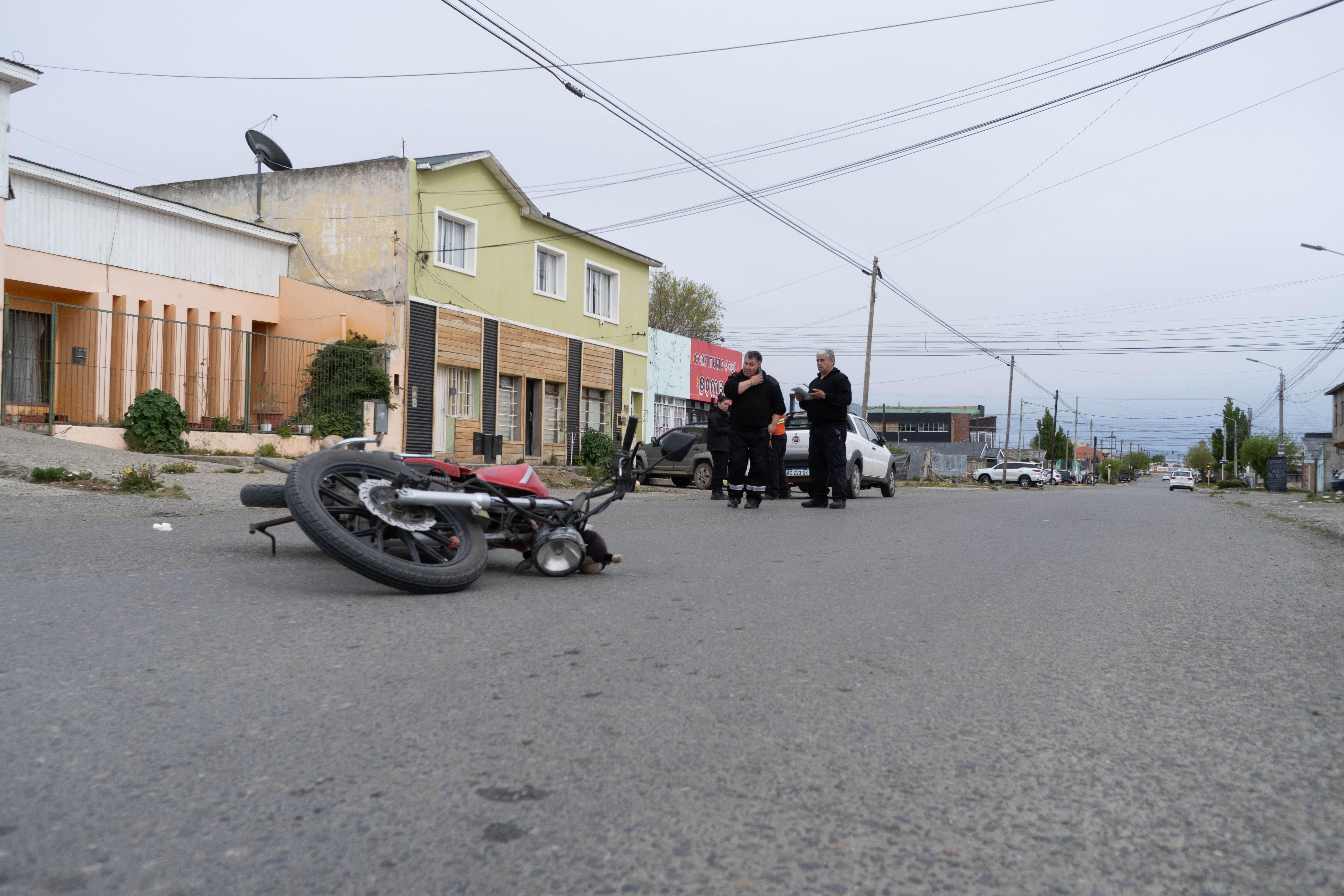  Intervino la Policía de Santa Cruz y Tránsito Municipal. FOTO: LEANDRO FRANCO / LA OPINIÓN AUSTRAL.