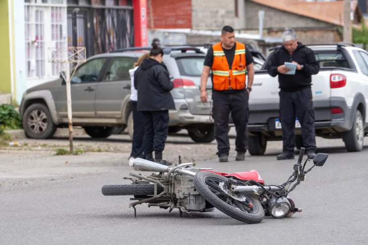 Dos personas hospitalizadas tras un choque entre una camioneta y una moto en Río Gallegos