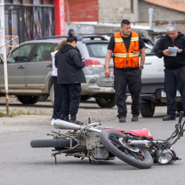 Dos personas hospitalizadas tras un choque entre una camioneta y una moto en Río Gallegos Dos personas hospitalizadas tras un choque entre una camioneta y una moto en Río Gallegos