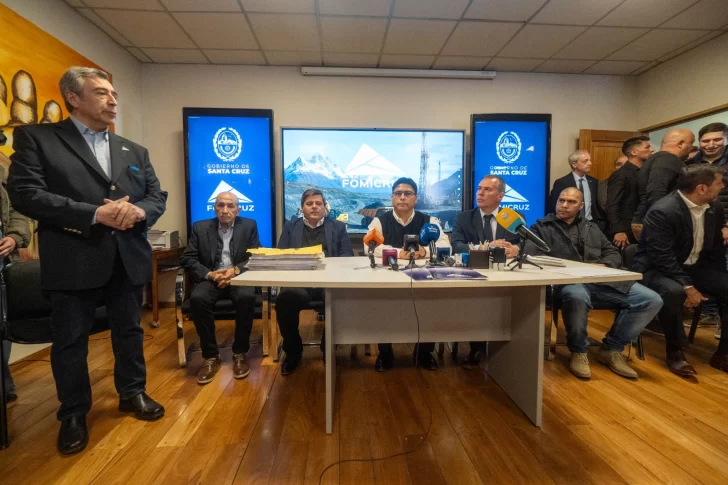  La ceremonia de apertura de sobres estuvo encabezada por el gobernador Claudio Vidal. FOTO: LEANDRO FRANCO/LA OPINIÓN AUSTRAL.