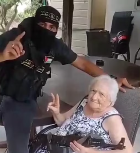  La abuela argentina junto al terrorista de Hamas en su casa del kibutz Nir Oz el 7 de octubre de 2023