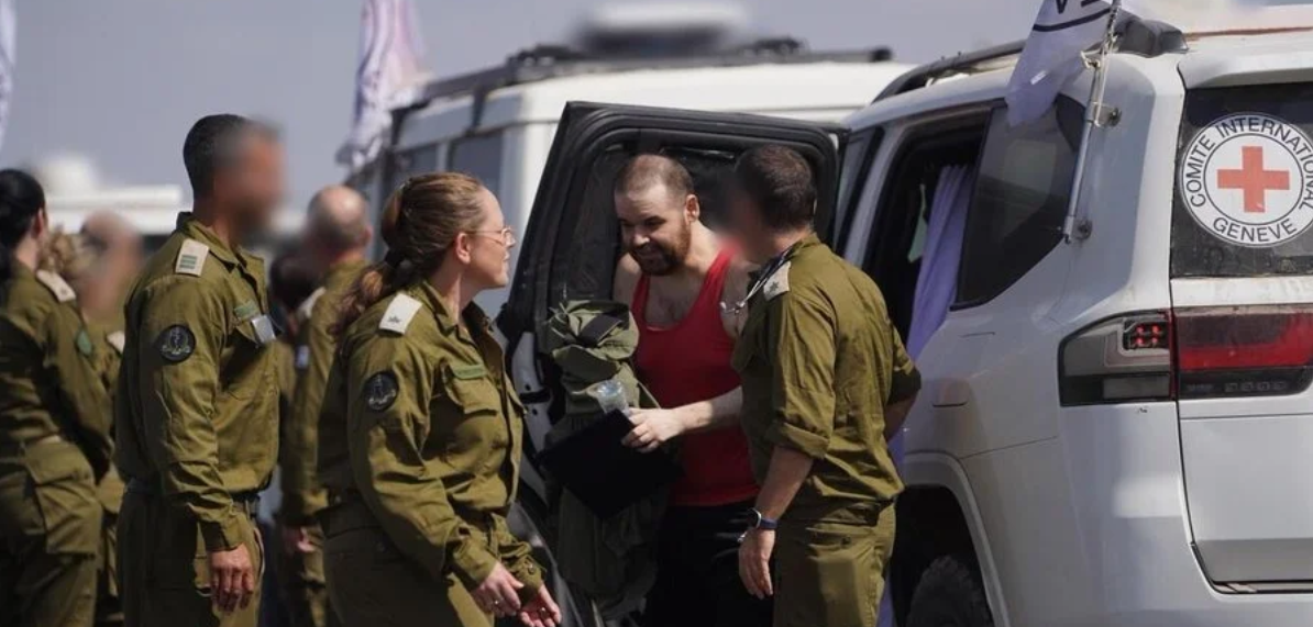  La foto de Eitan Horn tras ser liberado por Hamás