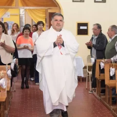 El sacerdote carismático vuelve al lugar donde descubrió su vocación, para celebrar una misa orando por los enfermos.