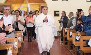 El sacerdote carismático vuelve al lugar donde descubrió su vocación, para celebrar una misa orando por los enfermos. El sacerdote carismático vuelve al lugar donde descubrió su vocación, para celebrar una misa orando por los enfermos.