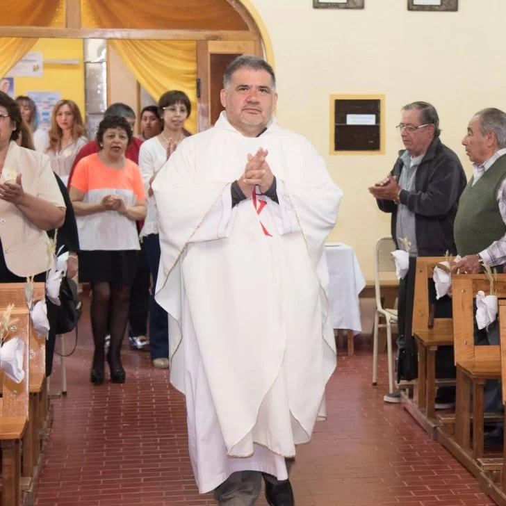 El sacerdote carismático vuelve al lugar donde descubrió su vocación, para celebrar una misa orando por los enfermos. El sacerdote carismático vuelve al lugar donde descubrió su vocación, para celebrar una misa orando por los enfermos.