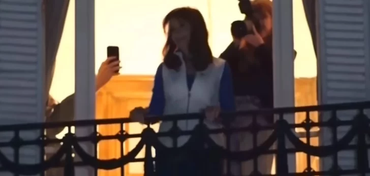 Cristina salió al balcón a saludar a la militancia tras conocerse los resultados