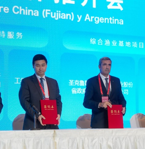  En la firma de convenio para fortalecer las industrias pesquera y textil.