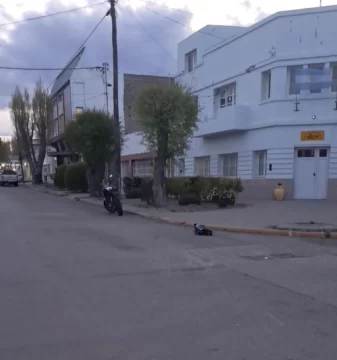 Trágico accidente en Río Gallegos: un motociclista murió tras chocar con auto Trágico accidente en Río Gallegos: un motociclista murió tras chocar con auto