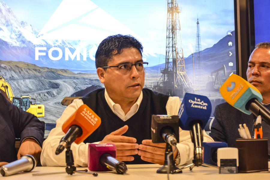  El gobernador Claudio Vidal encabezó la apertura de sobres de diez yacimientos maduros cedidos por YPF a FOMICRUZ. FOTO: JUAN PALACIOS / LA OPINIÓN AUSTRAL