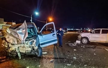 Violento choque frontal en cerca del ingreso al barrio Ayres Argentinos