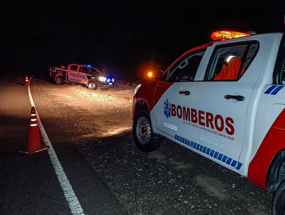  Móviles de Policía y de Bomberos en el lugar del hecho. FOTO: POLICÍA SANTA CRUZ