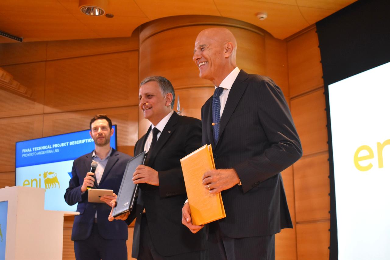  YPF y ENI firmaron un acuerdo clave para el proyecto de GNL en la Argentina. FOTO: CAMILA FERRER POSE / LA OPINIÓN AUSTRAL