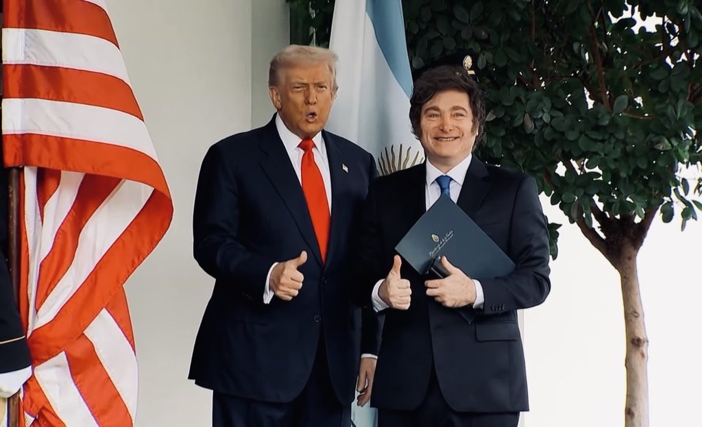  Javier Milei fue recibido por el presidente Trump en la Casa Blanca. FOTO: EFE/EPA/WILL OLIVER