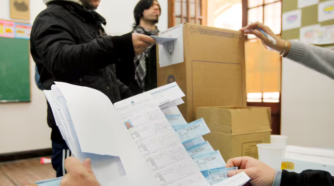 Tengo que trabajar el día de las elecciones: ¿Cómo voto y cómo justifico si no voy?