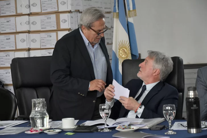 A las 19:27 Mariani se retiró del Casino Militar y sólo quedó Reneé Fernández como representante del TSJ. FOTO: JOSÉ SILVA / LA OPINIÓN AUSTRAL.