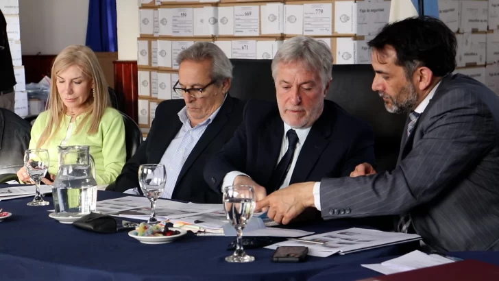 La Junta Electoral conformada por el juez federal Claudio Vázquez, el fiscal federal Julio Zárate y los miembros del TSJ, Reneé Fernández y Daniel Mariani. FOTO: JUAN PALACIOS / LA OPINIÓN AUSTRAL