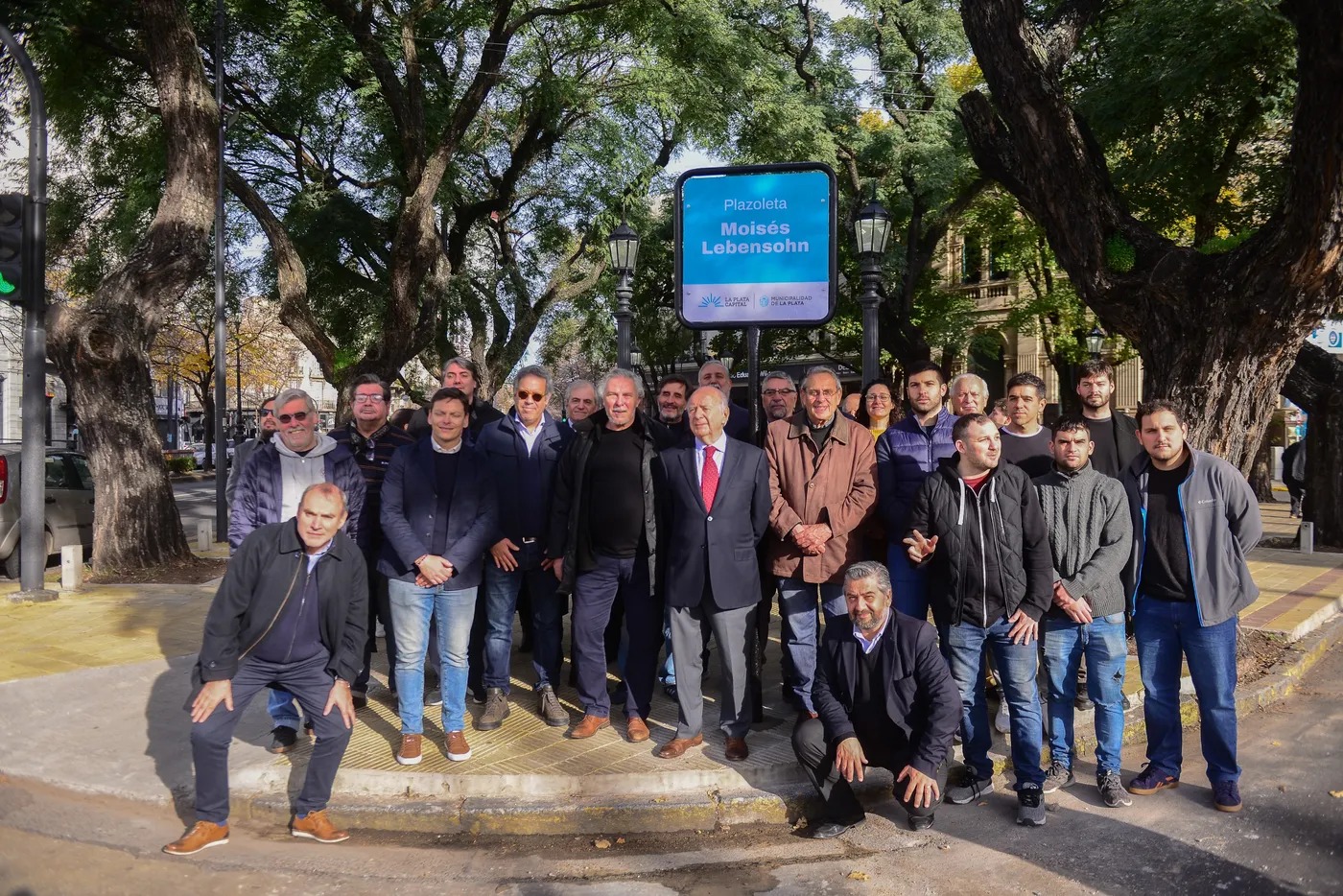  7 de junio de 2025. Día del Periodista: emotivo homenaje a Moisés Lebensohn en la plazoleta de La Plata que lleva su nombre. El Círculo de Periodistas bonaerense le rindió homenaje al fundador del diario Democracia de Junín. También fue reconocido su hijo Héctor, actual director del diario, declarado visitante ilustre.