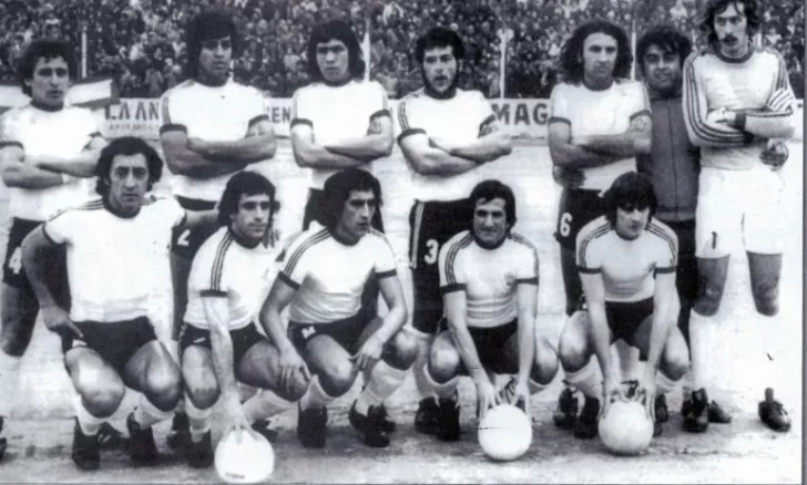  El equipo de Huracán de Comodoro que jugó en Primera en los ’70.