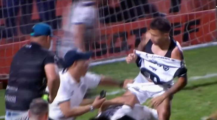 Insólito: Hinchas de Gimnasia de Mendoza invadieron la cancha y le quitaron la ropa a sus jugadores durante los festejos por el ascenso a Primera División