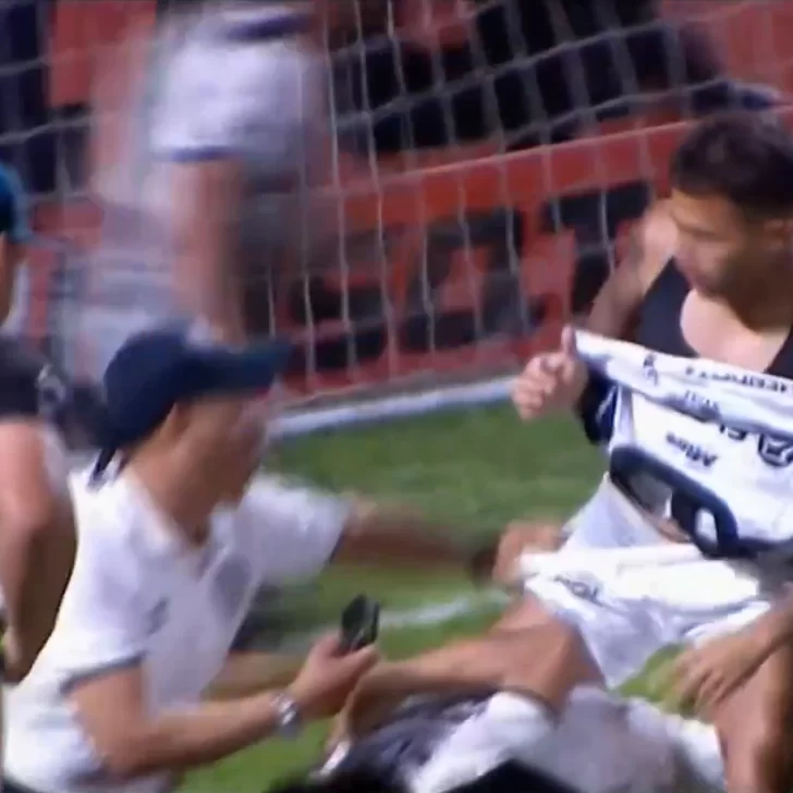 Insólito: Hinchas de Gimnasia de Mendoza invadieron la cancha y le quitaron la ropa a sus jugadores durante los festejos por el ascenso a Primera División Insólito: Hinchas de Gimnasia de Mendoza invadieron la cancha y le quitaron la ropa a sus jugadores durante los festejos por el ascenso a Primera División