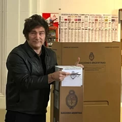 Elecciones 2025. Sin declaraciones, Javier Milei votó acompañado de su hermana