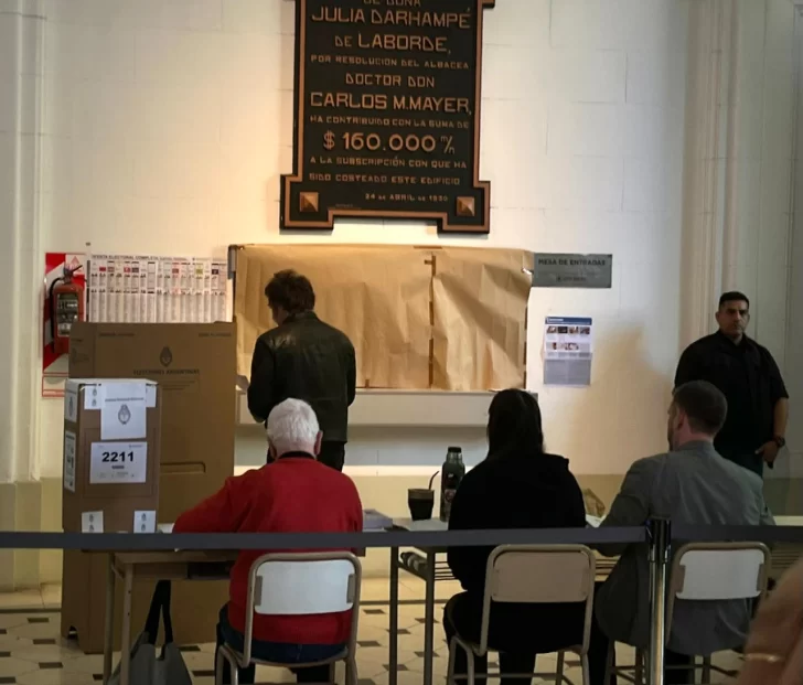  Milei yendo a la cabina de votación, para sufragar. FOTO: CAMILA FERRER POSE