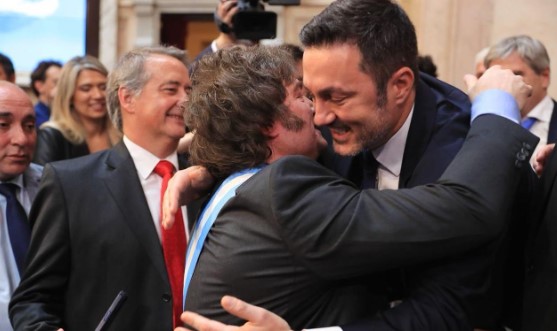  Luis Petri abrazado a Javier Milei.