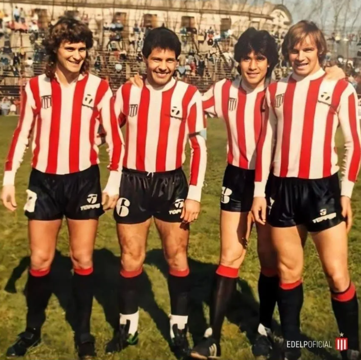  Russo, en sus tiempos como jugador de Estudiantes, junto a Insúa, Trobbiani y Saralegui. (@EdelpOficial)