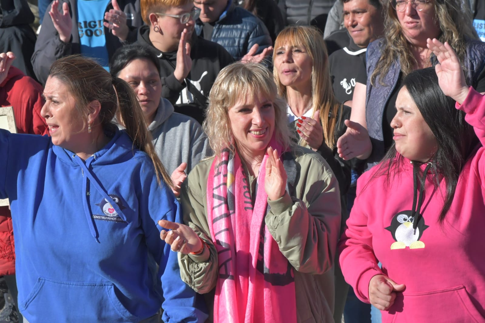  Moira Lanesan Sancho, diputada electa de Fuerza Santacruceña por Santa Cruz, en el acto en el Mausoleo de Néstor Kirchner a 15 años de su muerte, recién llegada de Caleta Olivia, junto a Claudio Picuntureo y Cynthia Kamu. FOTO: JOSÉ SILVA / LA OPINIÓN AUSTRAL.