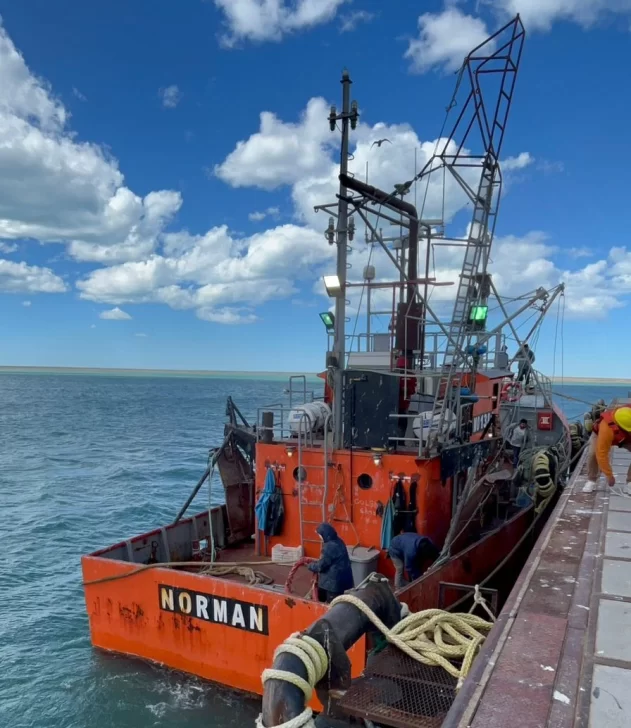 norman-en-el-puerto-atras-631x728 norman-en-el-puerto-atras-631x728