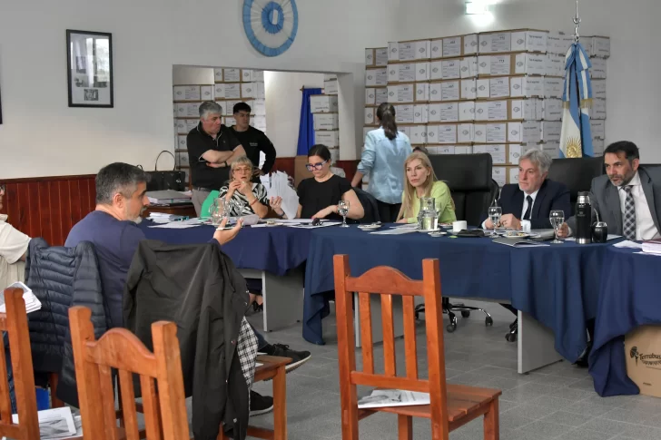 El apoderado Ramiro Serantes hace un planteo ante la Junta Electoral. El fiscal Julio Zarate cebó mates durante buena parte de la jornada mientras contabilizaba las actas de la elección. FOTO: JOSÉ SILVA / LA OPINIÓN AUSTRAL.