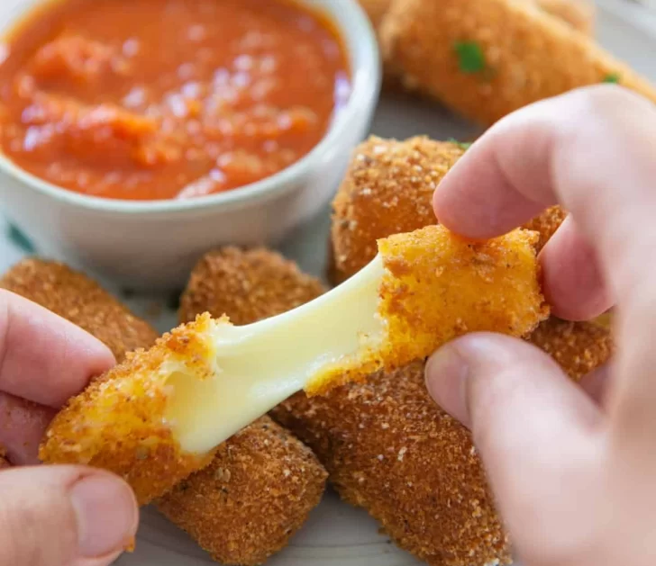 Receta de bastones de muzzarella crujientes por fuera y tiernos por dentro