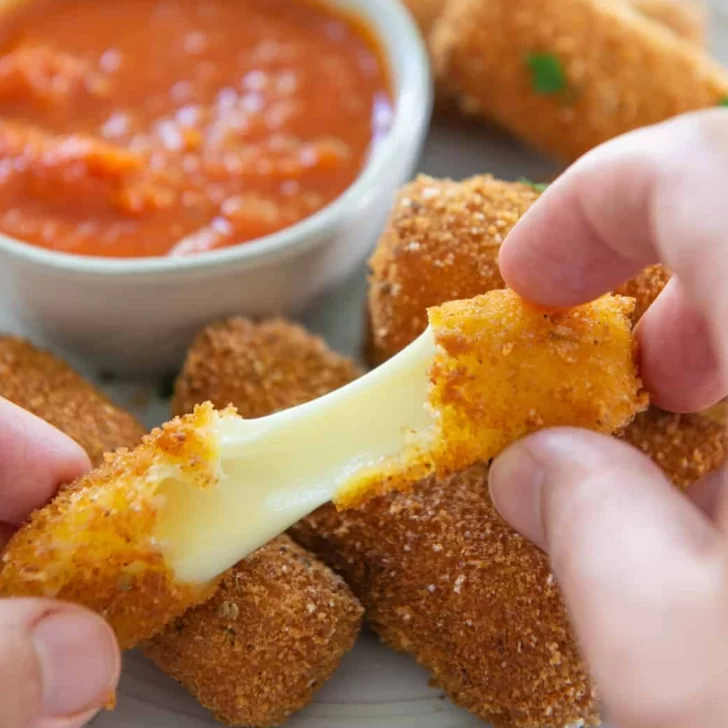 Receta de bastones de muzzarella crujientes por fuera y tiernos por dentro Receta de bastones de muzzarella crujientes por fuera y tiernos por dentro