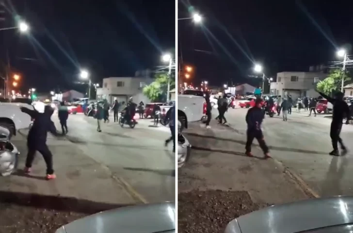  Así atacaban los jóvenes a los uniformados de la Comisaría Segunda.