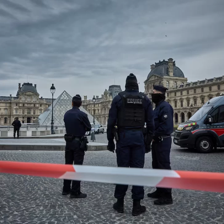 Robo cinematográfico en el Louvre de París: así se llevaron las joyas de Napoleón en solo siete minutos Robo cinematográfico en el Louvre de París: así se llevaron las joyas de Napoleón en solo siete minutos