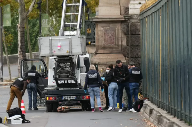 Robo cinematográfico en el Louvre de París: así se llevaron las joyas de Napoleón en solo siete minutos