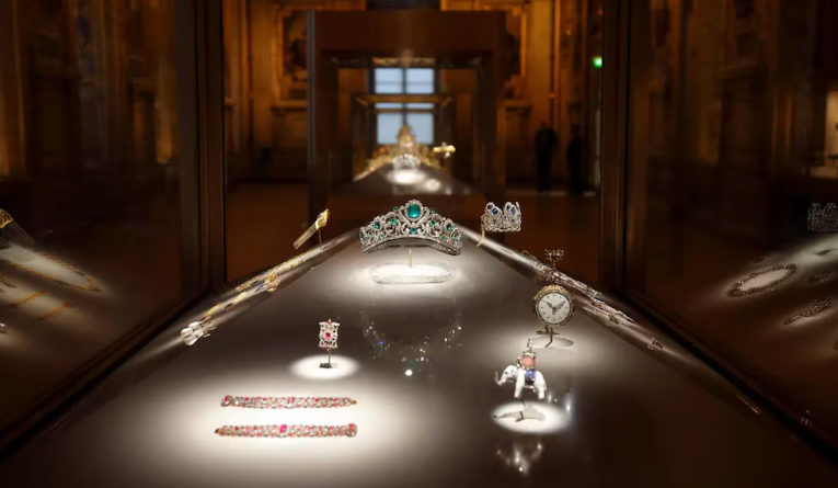 Robo cinematográfico en el Louvre de París: así se llevaron las joyas de Napoleón en solo siete minutos