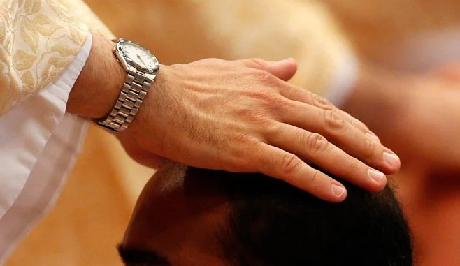  La celebración buscará renovar la fe de los creyentes a través de la oración, la imposición de manos y los gestos de sanación interior.