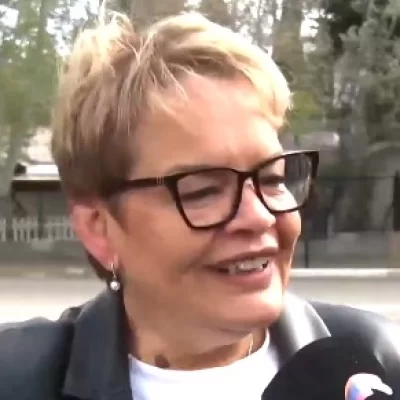 Emotivo momento: la esposa de Jorge Soloaga votó en Cañadón Seco en medio de una jornada cargada de recuerdos