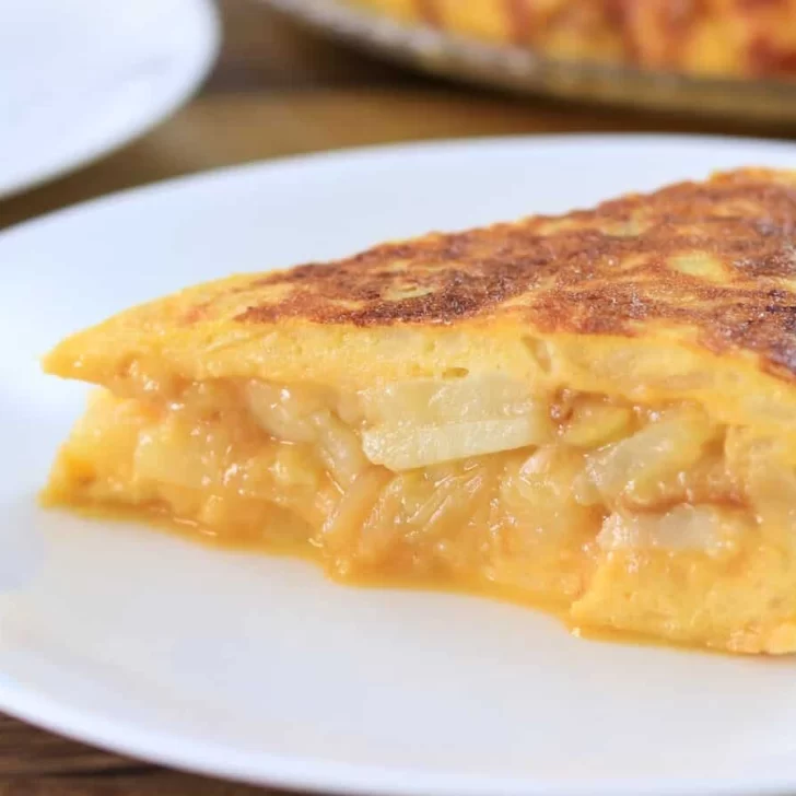 Tortilla de papas babé: la receta tradicional para cocinarla en su punto justo