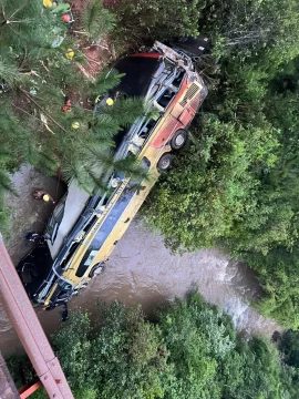 Tragedia en Misiones: un micro cayó a un arroyo tras chocar con un auto: al menos 7 muertos Tragedia en Misiones: un micro cayó a un arroyo tras chocar con un auto: al menos 7 muertos